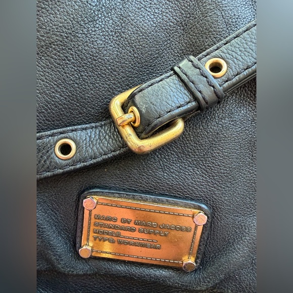 Marc by Marc Jacobs Natasha  Black Leather Shoulder Bag with Gold Plaque - Picture 5 of 9